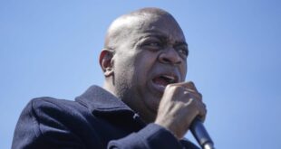 Judge Rebukes DOJ for Dismissing Trespassing Charge Against Newark Mayor at ICE Facility
